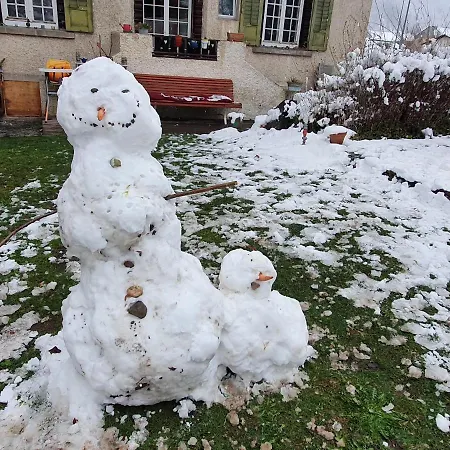Zentral Gelegene Mit Grossem Garten شقة