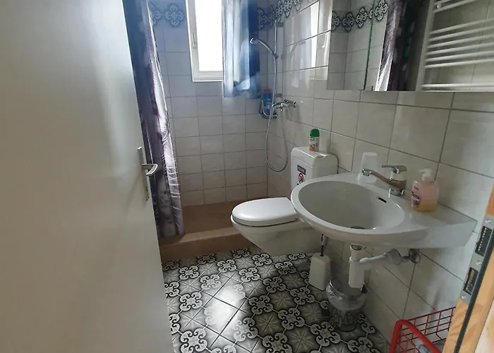 Διαμέρισμα Zentral Gelegene Mit Grossem Garten *