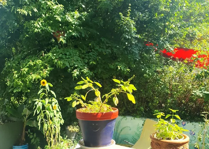Διαμέρισμα Zentral Gelegene Mit Grossem Garten *